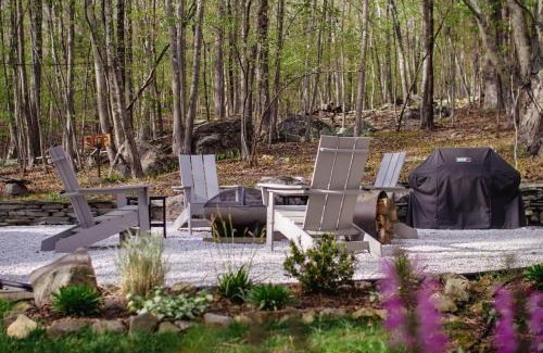 Rowland House | Fire Pit, Private & Stylish Birdsong Schoolhouse