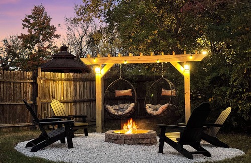 Silverton House | Fire Pit, Sunroom, Hanging Chair, 10mi to city