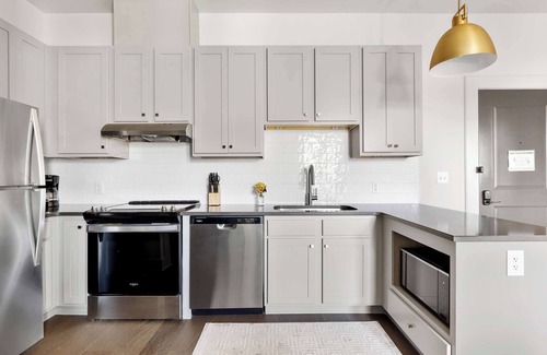 Cannonborough Elliotborough Condo | Fire Tower | Fresh 1BR Suite + Courtyard + Rooftop