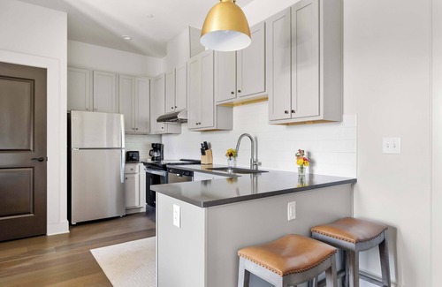 Cannonborough Elliotborough Condo | Fire Tower | Fresh 1BR Suite + Courtyard + Rooftop