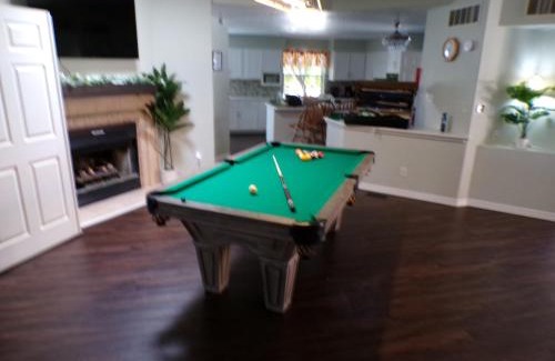 Farmington House | Fire TV, Movie Theater, WiFi, Games, Full Kitchen, Pool table