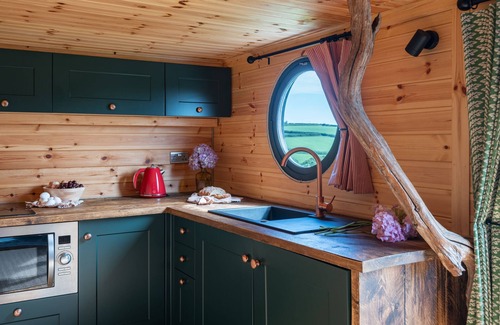 Holbeton Cottage | Firefly - a maisonette that sleeps 4 guests in 2 bedrooms