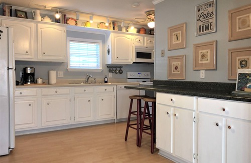 Granbury Cottage | Firefly Cottage - Lakefront Cottage with Huge Dock on Quiet Cove