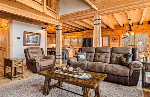 Gatlinburg - Pigeon Forge Cabin | Firefly Cove: 5BR w/MTN Views*Firepit*Hot Tub*Theater*Games
