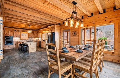 Gatlinburg - Pigeon Forge Cabin | Firefly Cove: 5BR w/MTN Views*Firepit*Hot Tub*Theater*Games