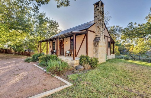 Fredericksburg Cabin | Firefly Guesthouse | Fireplace | Superb Location