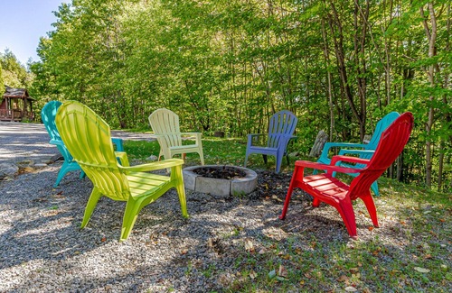 Dorset Apartment | Firehouse lodge Walk out Deck unit 1 On 8 Acres, 10 min Walk To The Lake