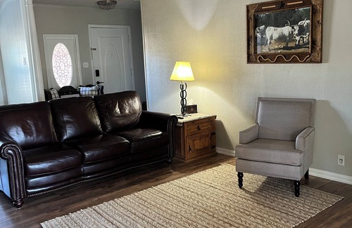 Fort Worth House | Firepit, BBQ, Deck, Near TCU,Pack & Play, WiFi, Outdoor Dining, sleeps 6