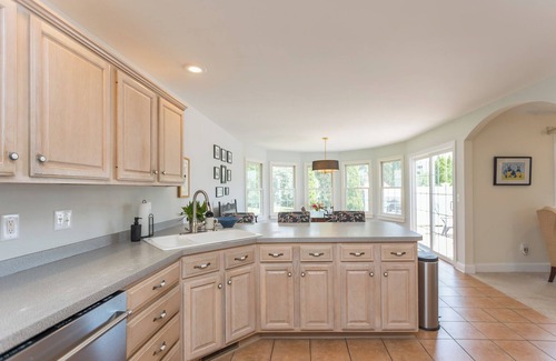 Keezletown House | Firepit, ping pong, jetted tub, and more! Minutes to JMU, Massanutten + SNP!