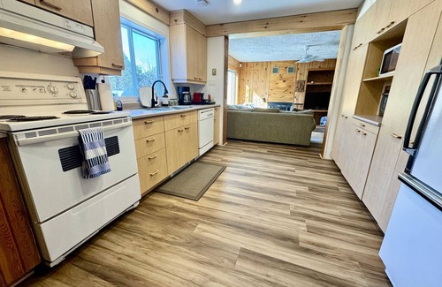 Sainte-Agathe-des-Monts House | Fireplace, beach access, pet friendly