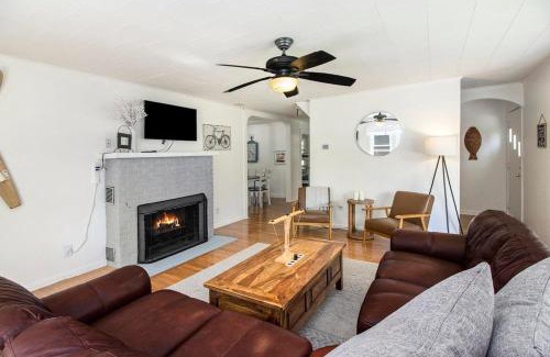 Higgins Lake House | Fireplace, Lake views and 3-min to Sam-o-set beach
