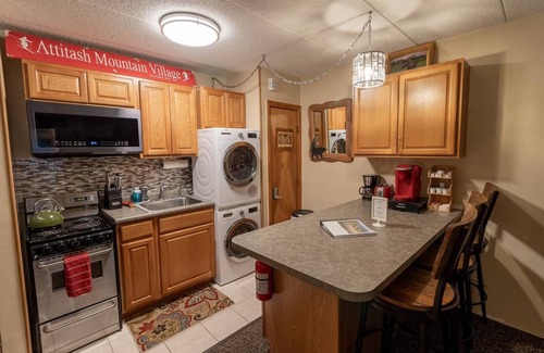Bartlett Apartment | Fireplaced Mountain King Suite w/Hot Tubs & Pools