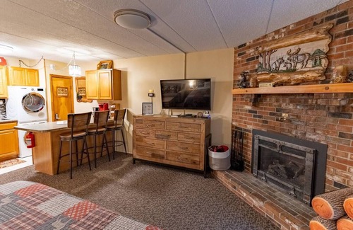 Bartlett Apartment | Fireplaced Mountain King Suite w/Hot Tubs & Pools