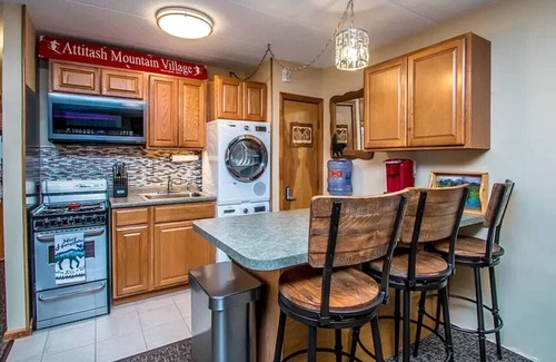 Bartlett Apartment | Fireplaced Mountain King Suite w/Hot Tubs & Pools