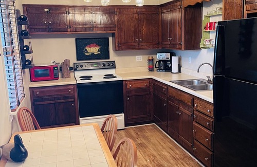 Deepwater House | Fireside Cabin – a cozy retreat at Truman Lake– relax and unwind!