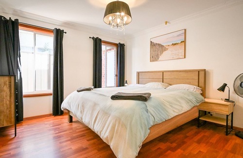 Hoppers Crossing House | Fireside Comfort, King Bed, Nursery, 3 fenced gardens. Hoppers Haven