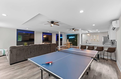 Mooresville House | Fireside Fun by AvantStay | Sleeps 18 | Waterfront + Pool
