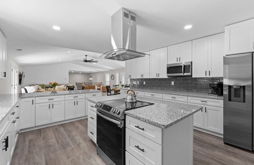 Mooresville House | Fireside Fun by AvantStay | Sleeps 18 | Waterfront + Pool