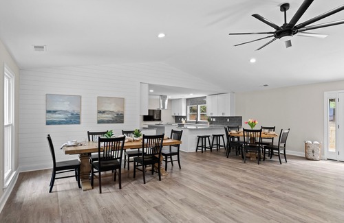 Mooresville House | Fireside Fun by AvantStay | Sleeps 18 | Waterfront + Pool