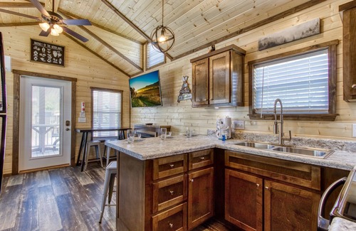Gatlinburg - Pigeon Forge Cabin | Fireside Retreat is a Tiny Home in Wears Valley!