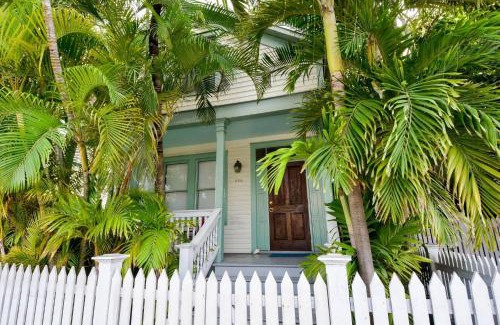 Historic Seaport House | First Breath by AvantStay Close to Old Town w Pool Month Long Stays Only