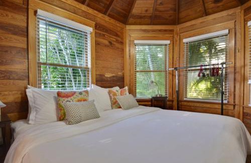 Historic Seaport House | First Breath by AvantStay Close to Old Town w Pool Month Long Stays Only