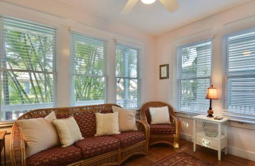 Historic Seaport House | First Breath by AvantStay Close to Old Town w Pool Month Long Stays Only