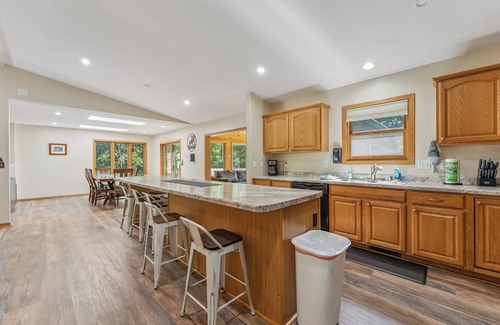 Spring Brook House | FIRST CLASS" BIG MOMMA"- 19 Person home with Arcade! Family fun!