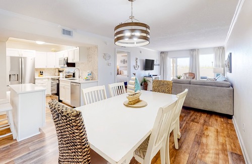 Fort Walton Beach Condo | First-floor condo with pool, ocean view, & central AC