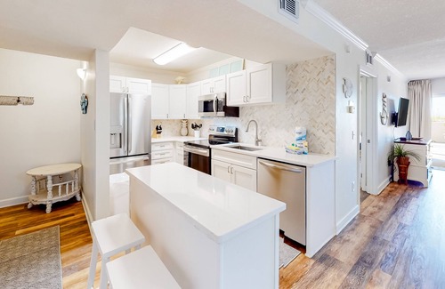 Fort Walton Beach Condo | First-floor condo with pool, ocean view, & central AC