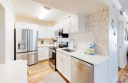 Fort Walton Beach Condo | First-floor condo with pool, ocean view, & central AC