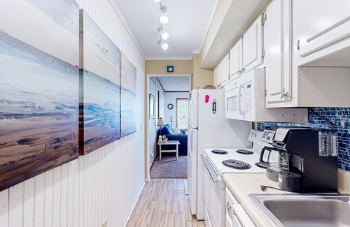 Morehead City Condo | First-Floor Condo with Balcony, WiFi & Shared Pools, Hot Tub, Tennis, Putt-Putt
