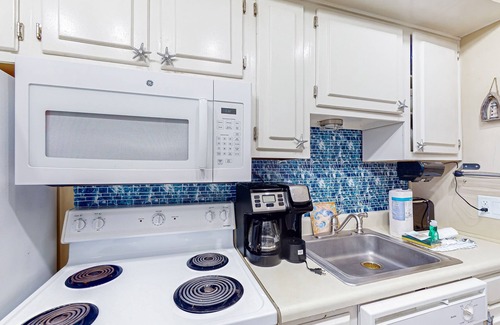 Morehead City Condo | First-Floor Condo with Balcony, WiFi & Shared Pools, Hot Tub, Tennis, Putt-Putt