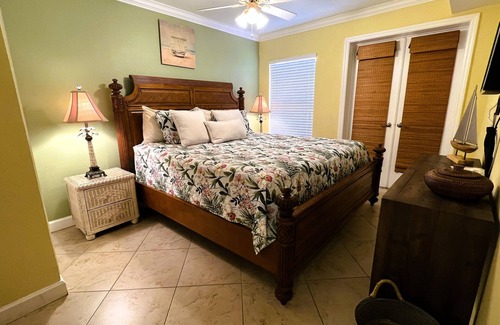Indian Shores Condo | 🏝First Floor Intercoastal & Poolside Condo - STEPS TO PRIVATE BEACH ACCESS