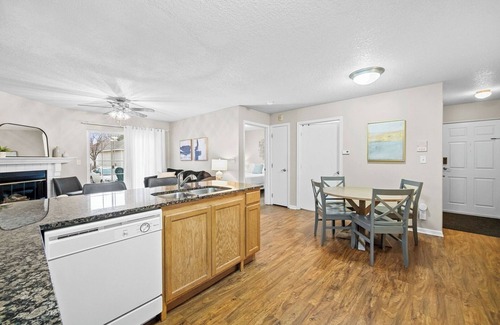 West Des Moines Apartment | First Floor | King Bed | Gym | Near Jordan Creek