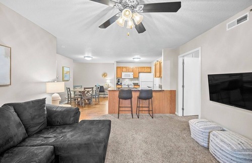 West Des Moines Apartment | First Floor | King Bed | Gym | Near Jordan Creek