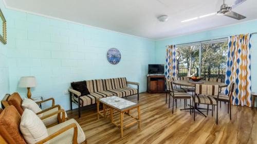 Bongaree House | First floor unit close to shops, park and waterfront!