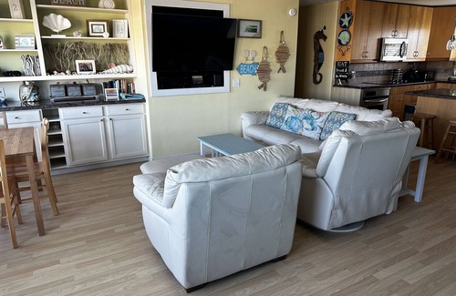 Acapulco Village House | First Row - Perfect Retreat for Relaxation and Cherished Memories!