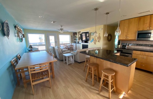 Acapulco Village House | First Row - Perfect Retreat for Relaxation and Cherished Memories!