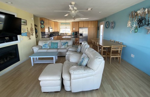 Acapulco Village House | First Row - Perfect Retreat for Relaxation and Cherished Memories!