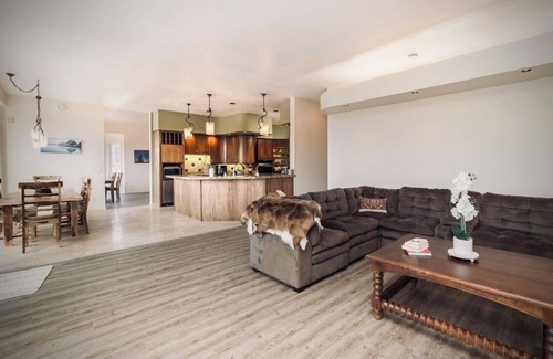 Soldotna House | Fish the Kenai while staying at this 7300 sq. foot home on the river.