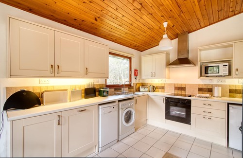 Crianlarich Cottage | Fisher - sleeps 2 guests in 1 bedroom