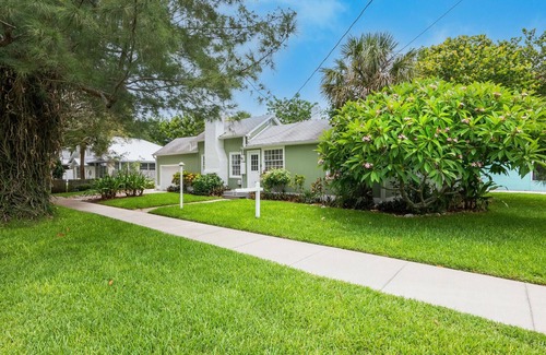 Longbeach Village House | Fisherman's 3 Bedroom Island Village Hideaway! Steps to the Sand