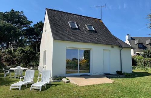 Pleumeur-Bodou House | Fisherman's cottage in a garden overlooking the sea