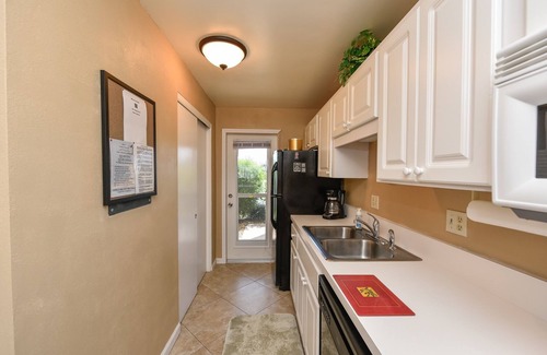 Siesta Key Condo | Fisherman's Cove B102 - The Kingston - Gulf Beach front steps from Lania