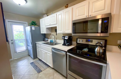 Siesta Key Condo | Fisherman's Cove B102 - The Kingston - Gulf Beach front steps from Lania