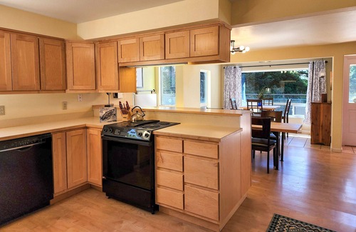 Waldport House | Fisherman's Delight in Waldport! Dog Friendly! Hot tub!