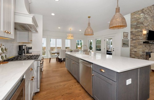Scottsboro House | Fisherman's Dream, Beautiful lake house with stunning lake views and boat house
