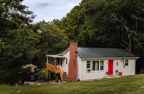 Ingles Cabin | Fisherman's Haven on Quiet Cove in Claytor Lake! 2BS5