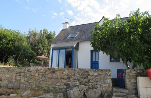 Plouhinec House | Fisherman's house by the water